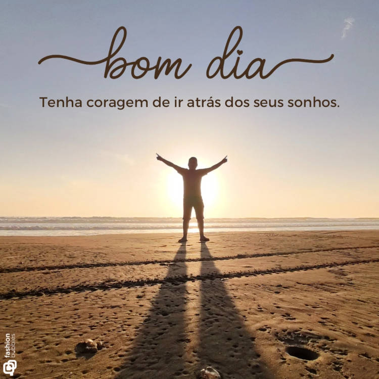 Foto de homem na praia com frase de bom dia no canto superior