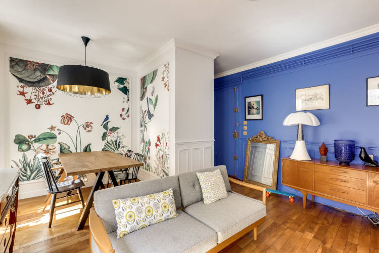 sala de estar e de jantar integradas com parede pintada na cor Pantone 2022, Very Peri sala integrada com parede Very Peri