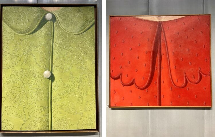 Foto de Obras de Domenico Gnoli , à esquerda Chemisette Verte e a direita Red Dress Collar em exposição na Fundação Prada
