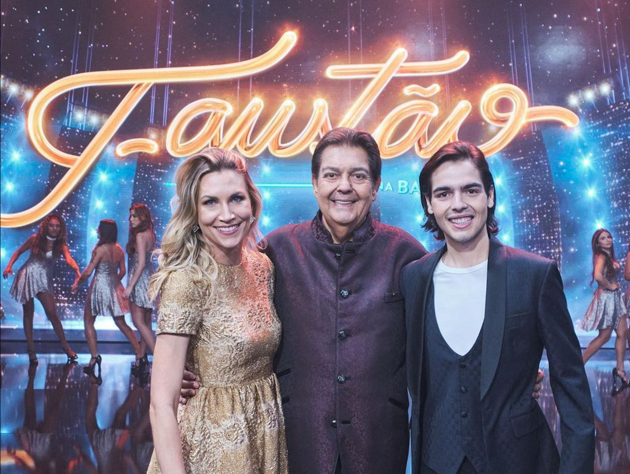 Faustão ao lado de Anne Lottermann e João Guilherme, seus novos parceiros na Band (Fonte: Instagram)