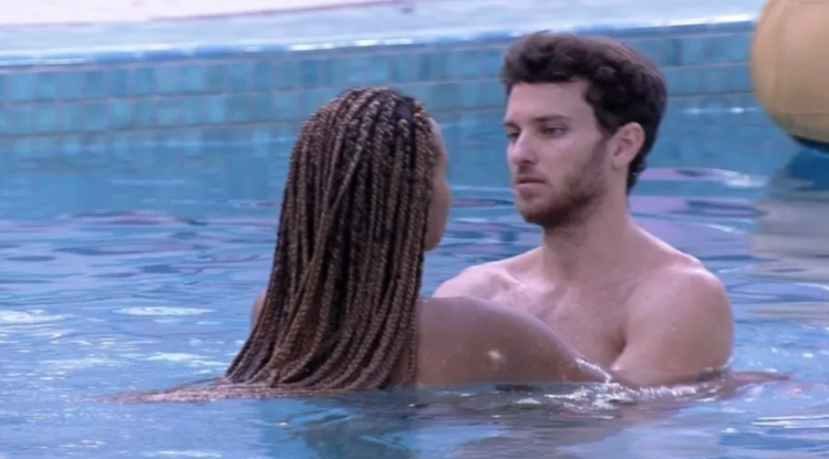 Natália e Lucas abraçados na piscina no BBB 22 Natália e Lucas abraçados na piscina no BBB 22