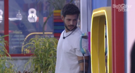 Rodrigo ao lado do big fone no BBB 22