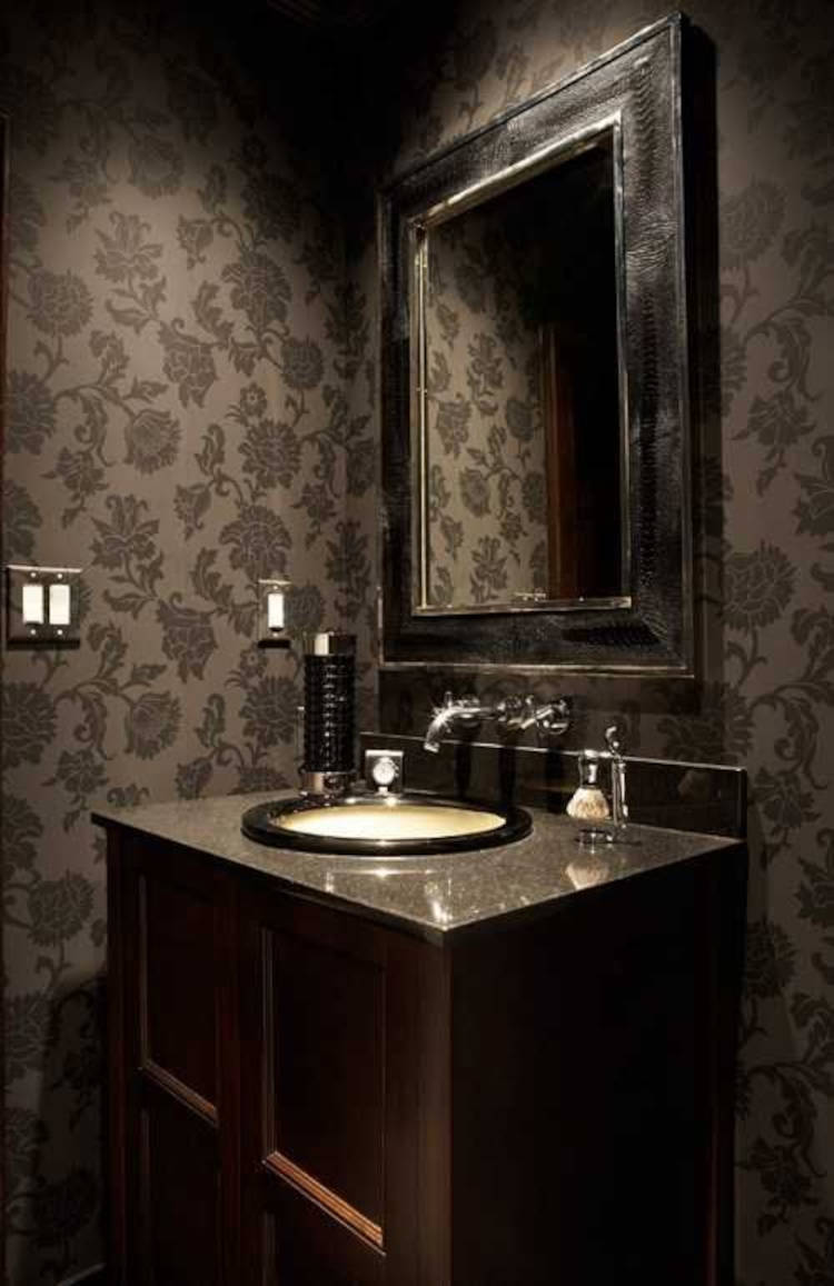 Banheiro gótico com iluminação fraca.