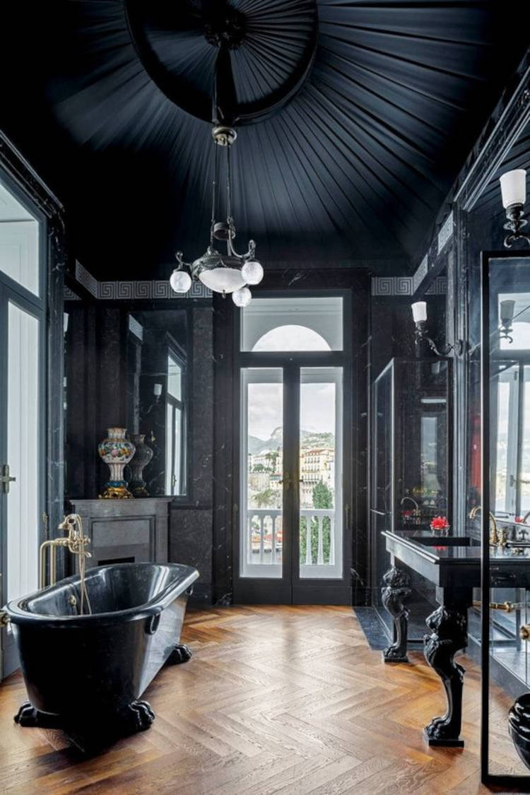 Banheiro gótico preto e grande.
