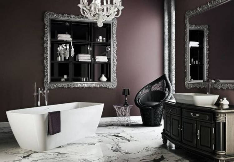 Banheiro gótico com espelho grande e banheira.