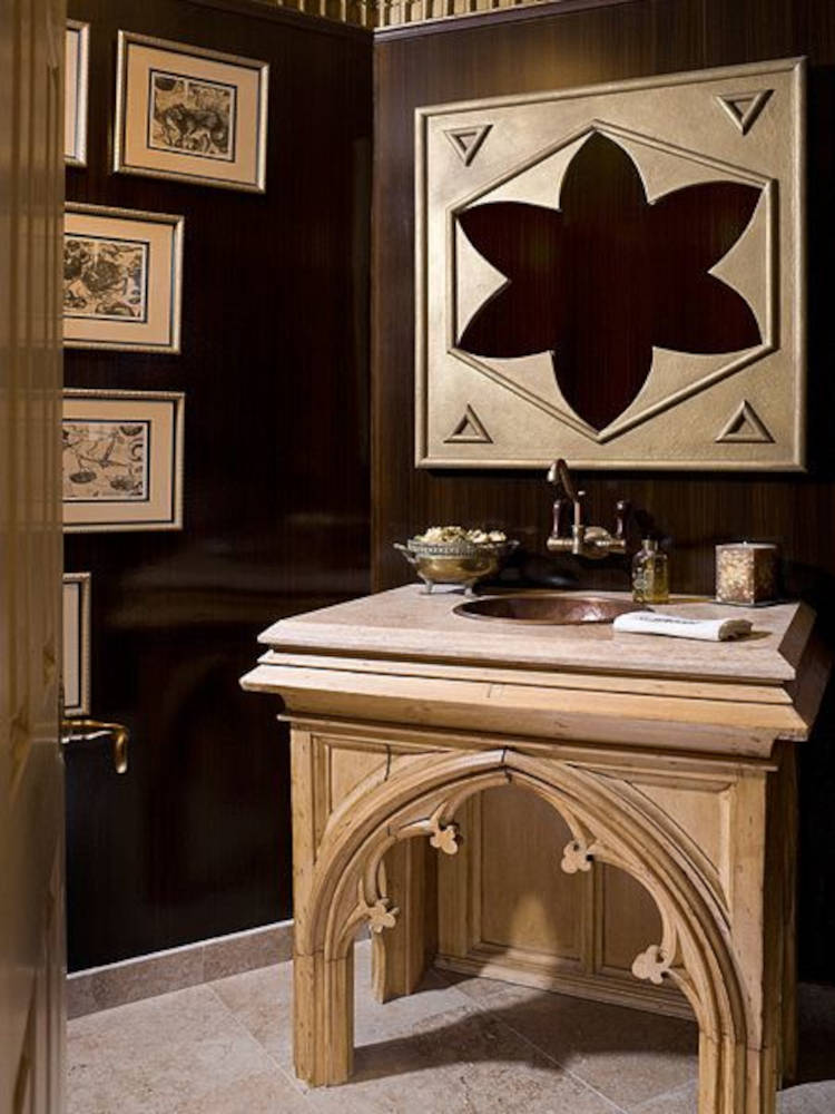 Banheiro gótico com quadros na parede.