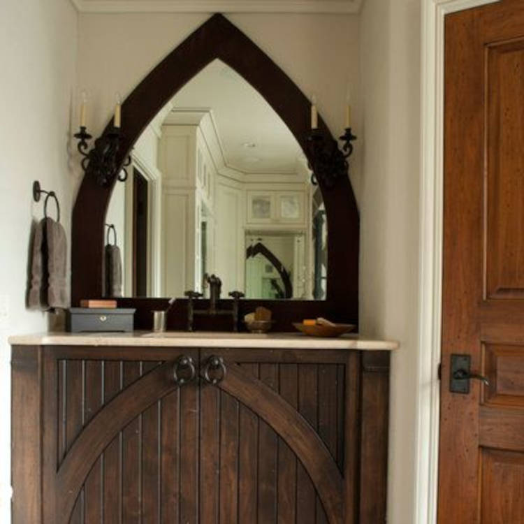 Banheiro gótico com armário de madeira.