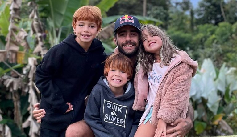 Foto de Pedro Scooby e seus três filhos: Dom, Bem e Liz.
