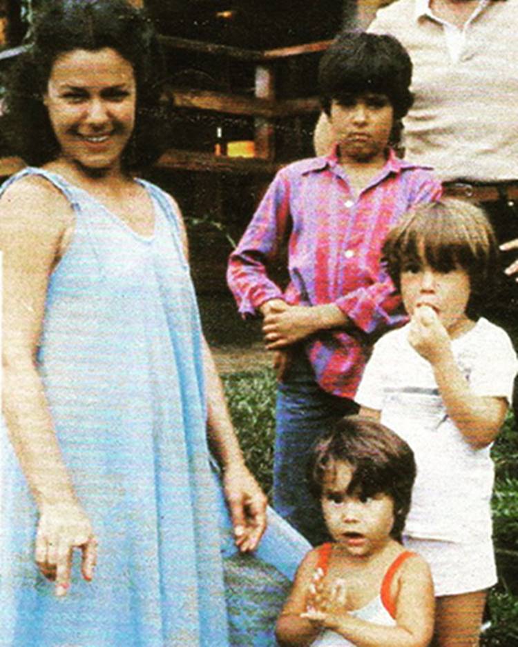 Foto de Elis Regina e seus filhos, João Marcello Bôscoli, Pedro Camargo Mariano e Maria Rita.