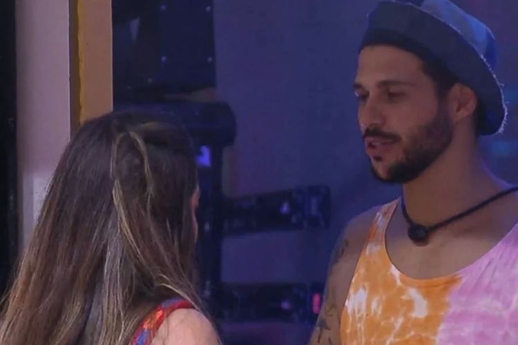 Rodrigo rejeita beijo de Laís