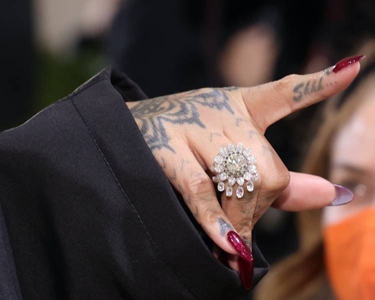 Foto de tattoo no dedo da cantora.