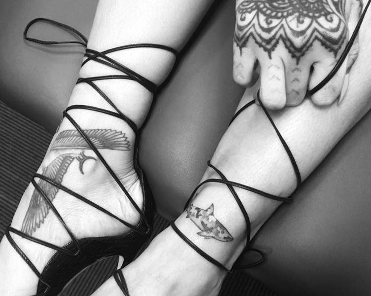 Foto com tattoos de Rihanna.