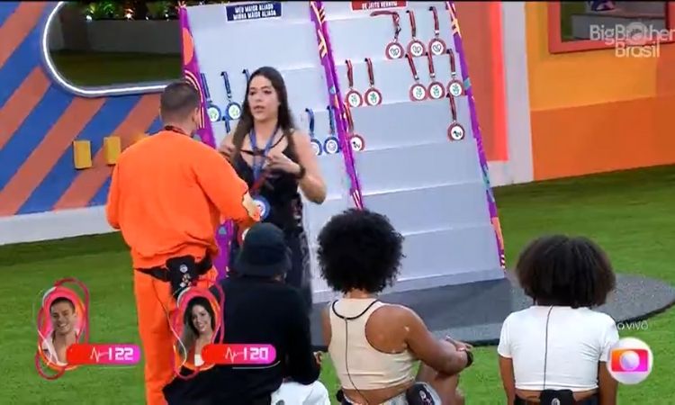 Laís coloca medalha de "não ganha de jeito nenhum" em Arthur no Jogo da Discórdia do BBB 22 Laís e Arthur no Jogo da Discórdia do BBB 22
