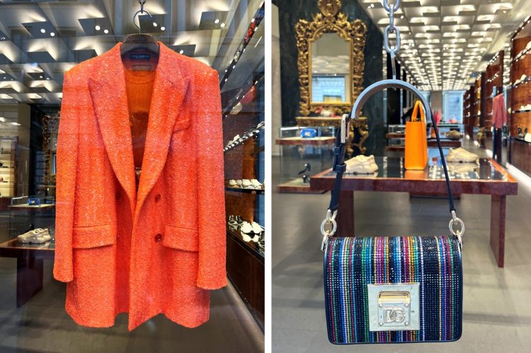 Vitrines de Milão com blazer em micro Paetês laranja bem como bolsa arco-irís ambos vitrine Dolce&Gabbana.
