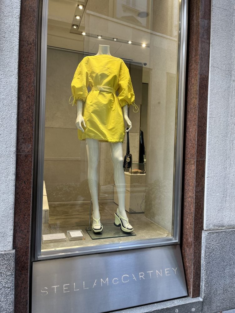 Vitrine de Milão da marca Stell McCartney com manequim e vestido amarelo fluor 