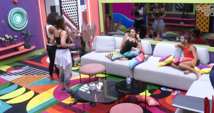 Lina e Eslô conversaram na sala do BBB 22 Lina e Eslô conversaram na sala do BBB 22