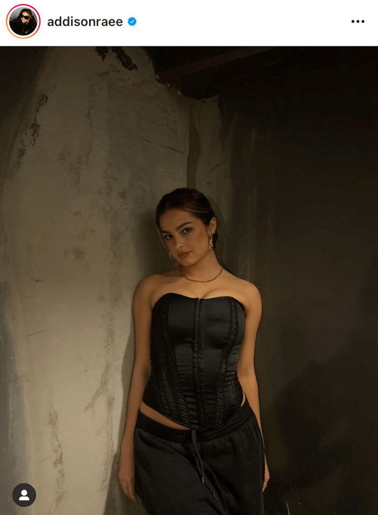 Tiktoker Addison Rae usando um corset preto