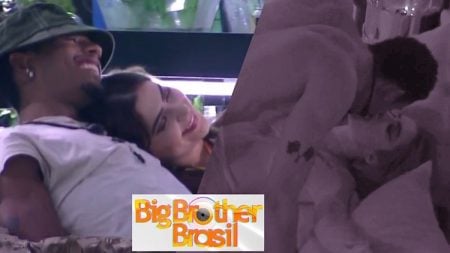 BBB 22 – Jade Picon e Paulo André trocam beijos “calientes” na suíte da líder