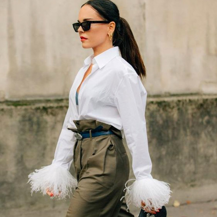 look com calça de alfaiataria e blusa branca com plumas looks sofisticados com plumas