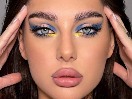 Foto de modelo com sombra azul e amarelo.
