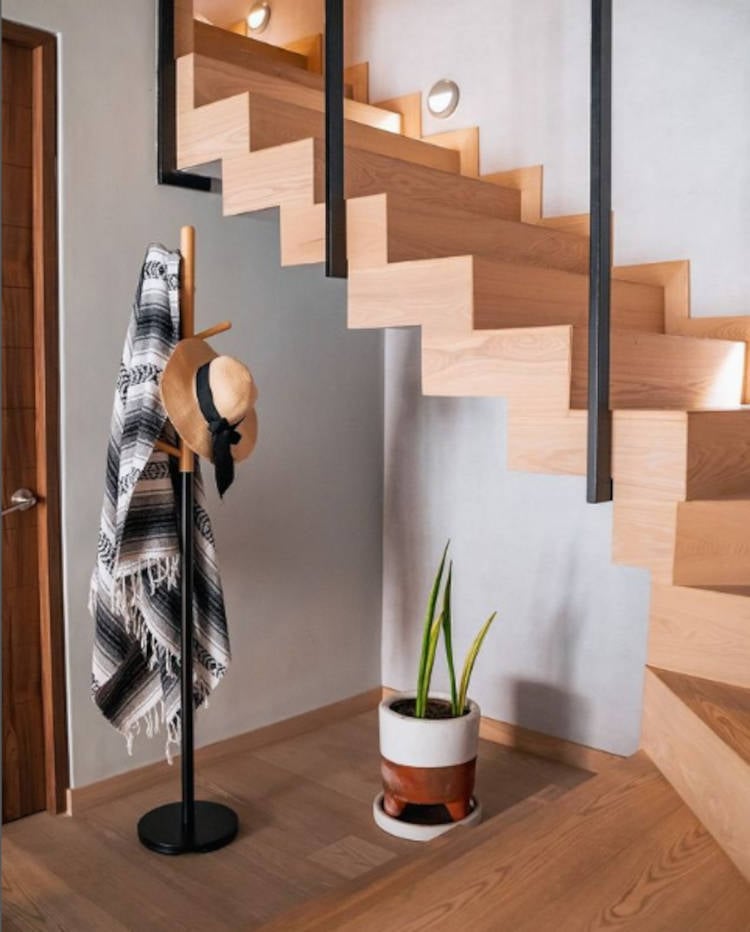 Escada de madeira com design funcional.