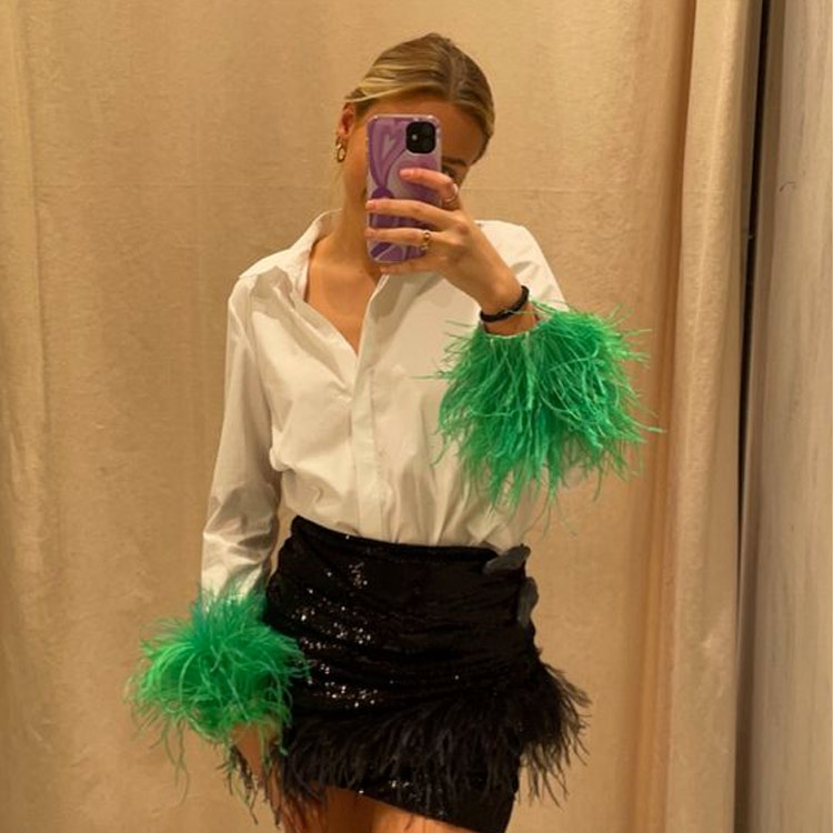 camisa branca com punhos de pluma verde looks com detalhes de plumas