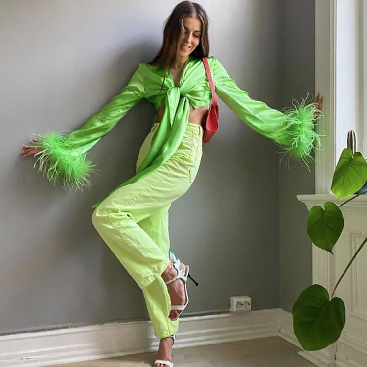 look todo verde com camisa de plumas como usar plumas