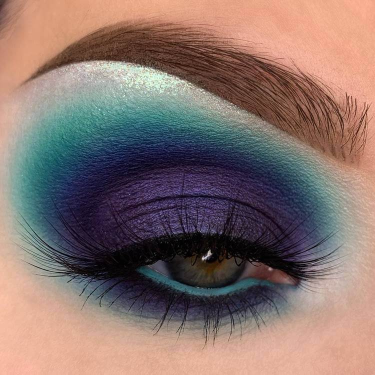 Make com sombra azul colorida. Foto de modelo com make.