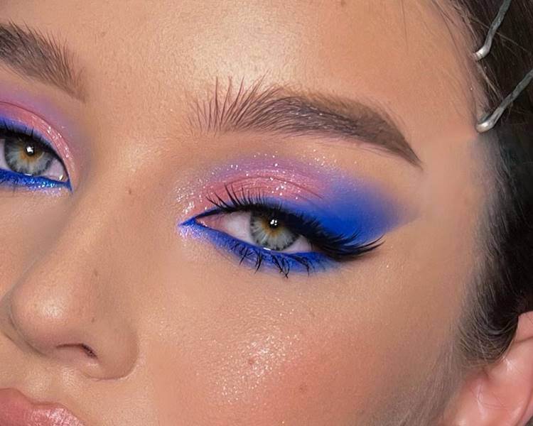 Modelo com maquiagem com sombra azul. Foto de modelo com maquiagem sombra azul.