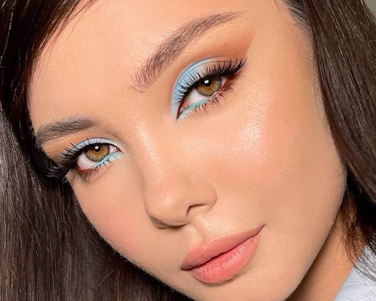 Modelo com maquiagem com sombra azul. Foto de modelo com maquiagem sombra azul.