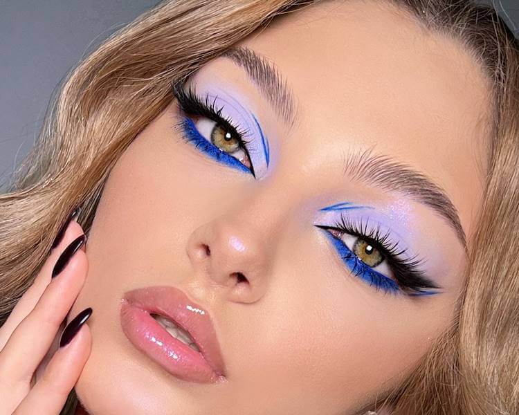 Modelo com maquiagem com sombra azul. Foto de modelo com maquiagem sombra azul.