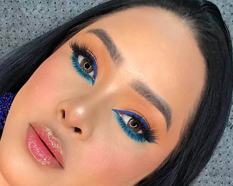 Modelo com maquiagem com sombra azul. Foto de modelo com maquiagem sombra azul.