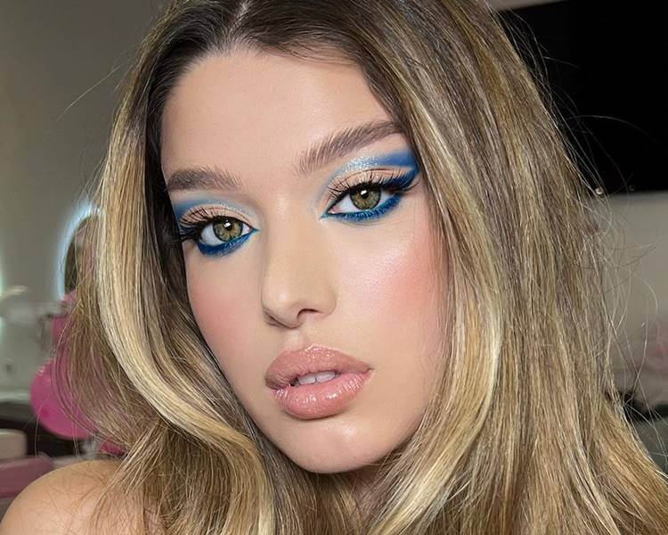 Modelo com maquiagem com sombra azul. Foto de modelo com maquiagem sombra azul.