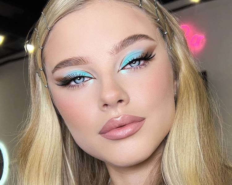 Modelo com maquiagem com sombra azul. Foto de modelo com maquiagem sombra azul.