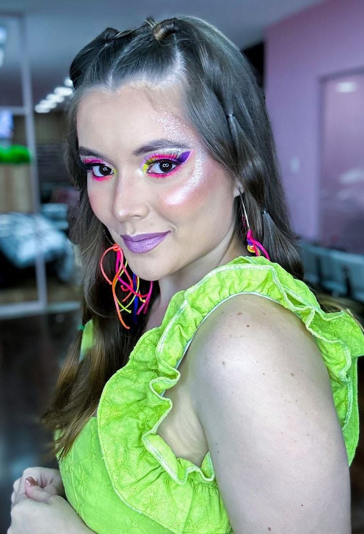 Maquiagem com rosa, azul e roxo e lábios metalizados para o Carnaval 2023