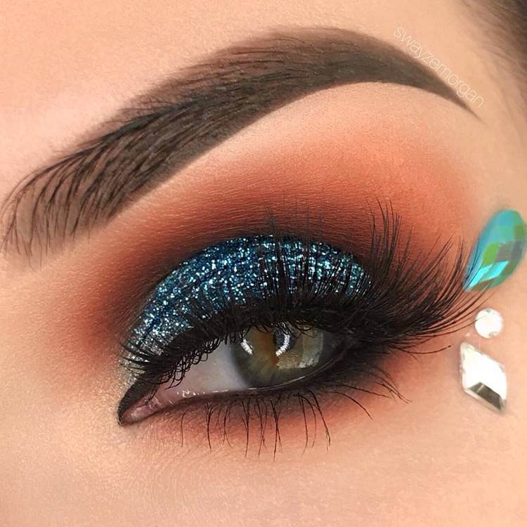 Make com sombra azul colorida. Foto de modelo com maquiagem sombra azul.