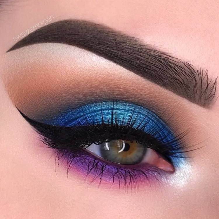 Make com sombra azul colorida. Foto de modelo com make.