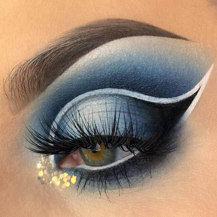 Make com sombra azul colorida. Foto de modelo com maquiagem sombra azul.