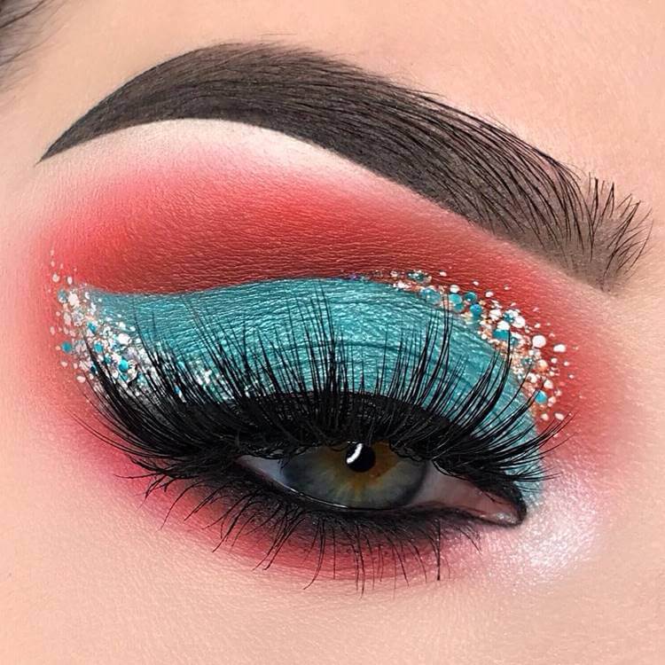 Make com sombra azul colorida. Foto de modelo com maquiagem sombra azul.