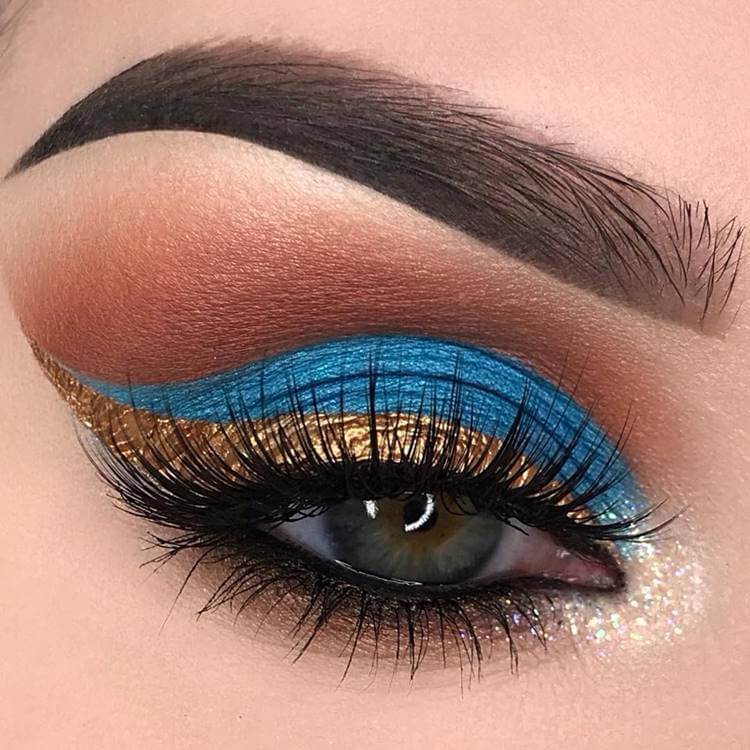 Make com sombra azul colorida. Foto de modelo com maquiagem sombra azul.