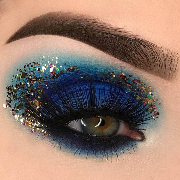 Make com sombra azul colorida. Foto de modelo com make.