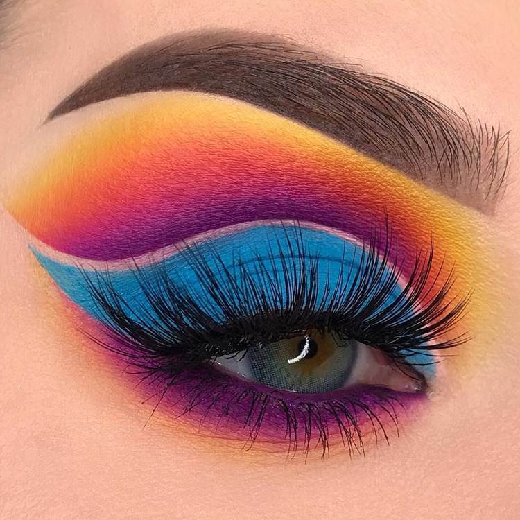 Make com sombra azul colorida. Foto de modelo com maquiagem sombra azul.