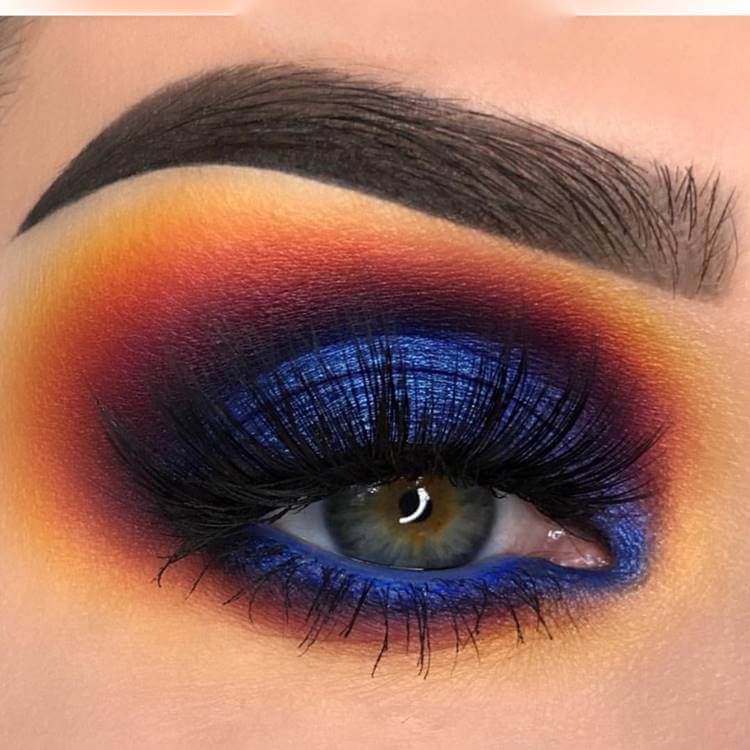 Make com sombra azul colorida. Foto de modelo com make.