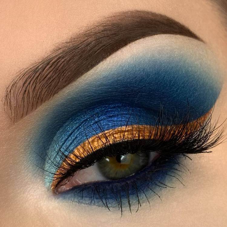 Modelo com maquiagem com sombra azul. Foto de modelo com maquiagem sombra azul.