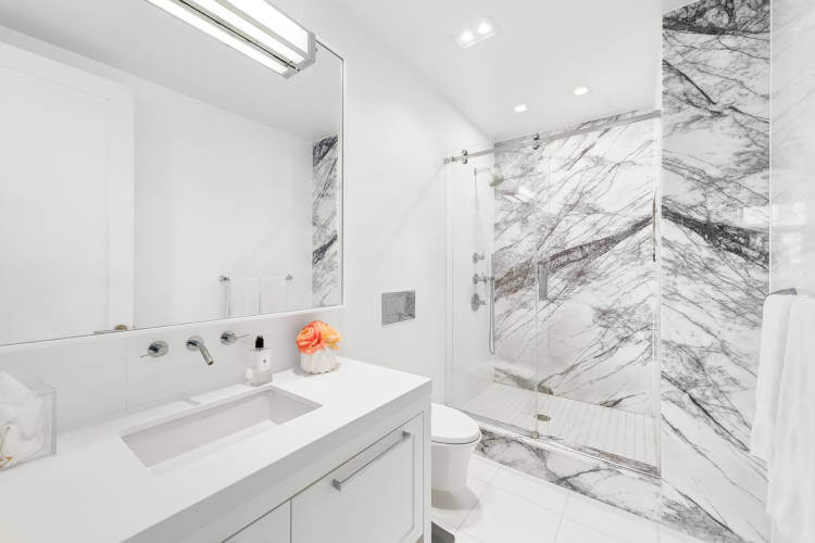 Banheiro com mármore.