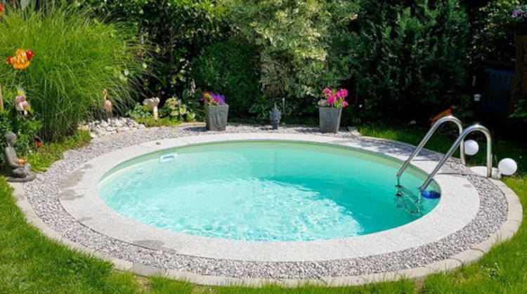 Piscina redonda com escada de alumínio. Borda com seixos.