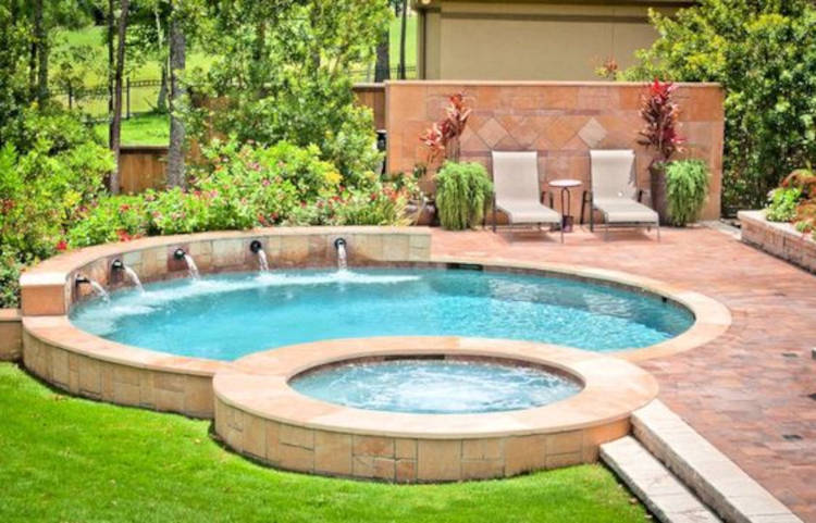Quintal com duas piscinas. Piscina redonda com massagem.
