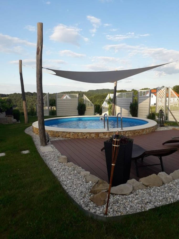 Quintal com piscina coberta. Piscina redonda coberta.