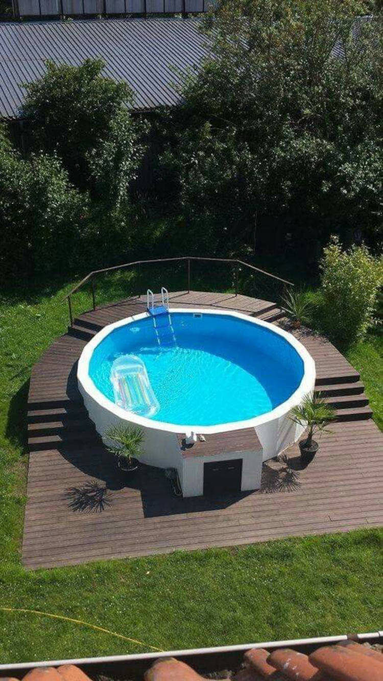 Deck de madeira em níveis. Deck grande de madeira para piscina redonda.