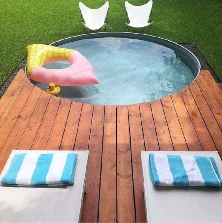 Piscina com boia. Piscina redonda pequena.